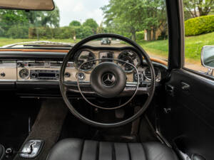 Image 14/21 of Mercedes-Benz 250 SL (1967)