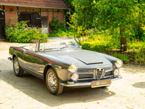 Image 23/77 of Alfa Romeo 2600 Spider (1963)