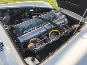 Afbeelding 3/39 van Aston Martin DB 6 Mk II Volante (1970)