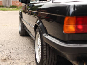 Image 35/83 de BMW 325i (1990)