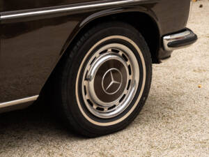 Immagine 46/50 di Mercedes-Benz 220 (1971)