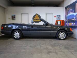 Image 37/42 de Mercedes-Benz 300 CE-24 (1993)