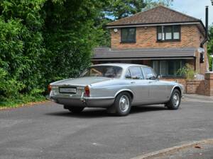 Image 14/50 of Jaguar XJ 6 4.2 (1971)