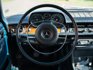 Image 28/40 of Mercedes-Benz 250 CE (1970)