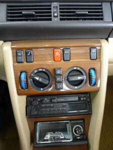 Image 15/33 of Mercedes-Benz 300 CE (1988)