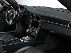 Image 20/25 of Porsche 911 Carrera S (2004)