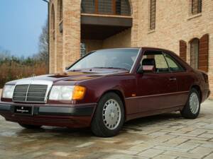 Image 1/50 of Mercedes-Benz 300 CE-24 (1991)