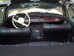 Image 2/5 of Mercedes-Benz 300 SE (1965)