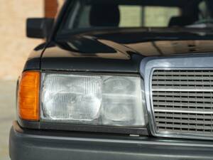 Immagine 8/45 di Mercedes-Benz 190 E (1989)