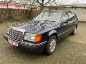 Image 23/149 of Mercedes-Benz 320 TE (1993)