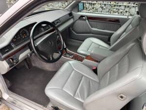 Imagen 2/100 de Mercedes-Benz 300 CE (1992)