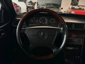 Image 20/28 de Mercedes-Benz E 320 (1995)