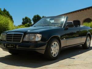 Image 22/50 de Mercedes-Benz 200 CE (1997)