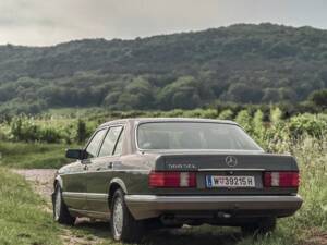 Image 2/18 de Mercedes-Benz 560 SEL (1986)