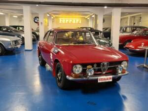 Immagine 13/37 di Alfa Romeo Giulia 1300 GT Junior (1974)