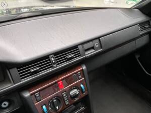 Bild 12/22 von Mercedes-Benz E 200 (1995)