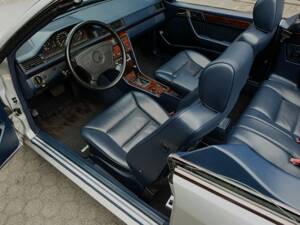 Image 16/69 of Mercedes-Benz E 320 (1994)