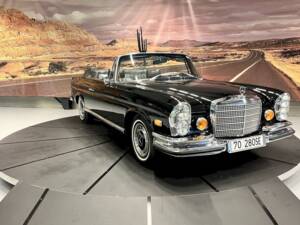 Image 2/37 of Mercedes-Benz 280 SE (1970)