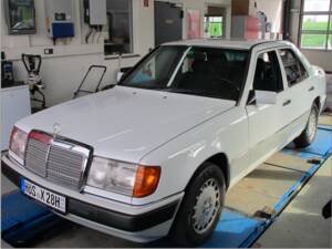 Bild 2/71 von Mercedes-Benz 300 E 4-Matic (1990)