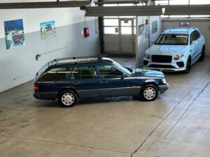 Imagen 36/40 de Mercedes-Benz E 300 T 4MATIC (1994)