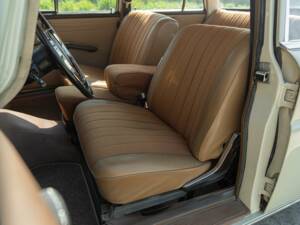 Image 31/50 of Mercedes-Benz 200 (1966)