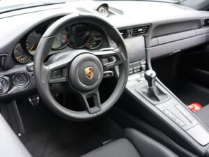 Bild 2/13 von Porsche 911 GT3 Touring (2018)