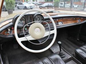 Image 16/30 of Mercedes-Benz 280 SE (1970)