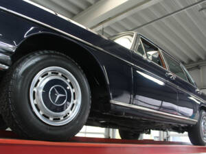 Image 7/50 de Mercedes-Benz 300 SEL 6.3 (1970)