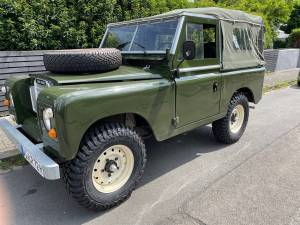 Image 3/25 of Land Rover 88 (1975)