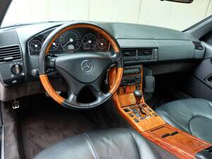Imagen 12/13 de Mercedes-Benz SL 320 &quot;Final Edition&quot; (2001)