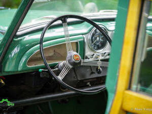 Image 32/43 of Morris Minor 1000 Traveller (1965)