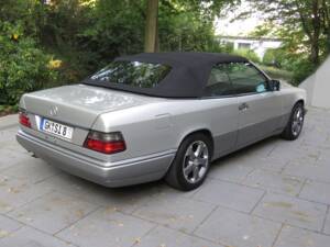 Imagen 21/39 de Mercedes-Benz E 200 (1996)