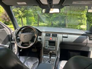 Image 3/4 of Mercedes-Benz E 55 AMG (1998)