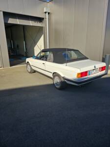 Immagine 2/67 di BMW 320i (1990)