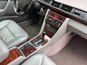 Imagen 66/100 de Mercedes-Benz 300 CE (1992)