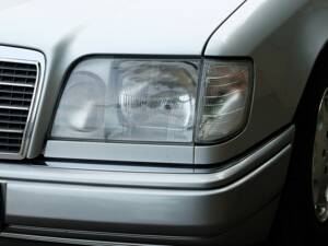 Image 39/75 of Mercedes-Benz E 280 T (1994)