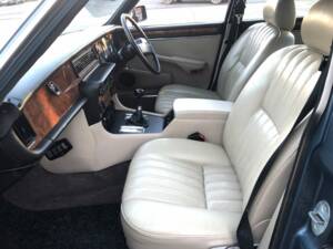 Image 10/13 de Daimler Sovereign 4.2 (1984)