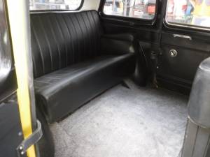 Image 21/39 of Austin FX 4 London Taxi (1970)