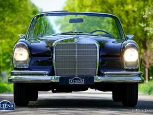 Image 2/52 de Mercedes-Benz 220 SE b (1963)