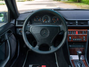 Bild 14/27 von Mercedes-Benz E 500 Limited (1994)