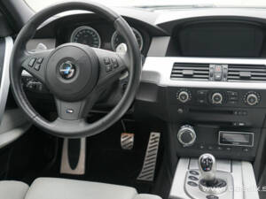 Image 18/22 of BMW M5 (2005)