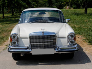 Image 2/50 of Mercedes-Benz 280 SE 3,5 (1970)