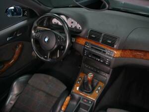 Image 18/30 of BMW M3 (2002)