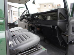 Image 16/35 de Land Rover Defender 90 (1998)