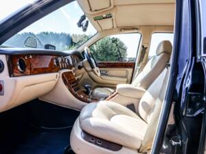 Image 22/37 of Bentley Arnage Red Label (2000)