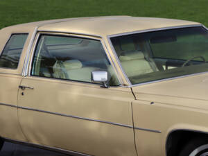 Image 17/50 of Cadillac Coupe DeVille (1977)