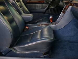 Image 21/33 of Mercedes-Benz 300 CE-24 (1993)