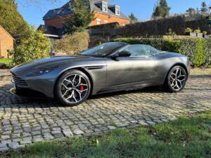 Image 4/40 de Aston Martin DB 11 Volante (2018)