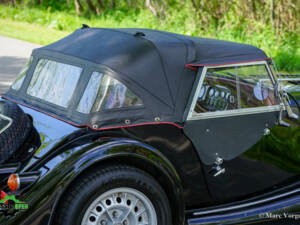 Image 46/54 of Morgan Plus 8 (1992)