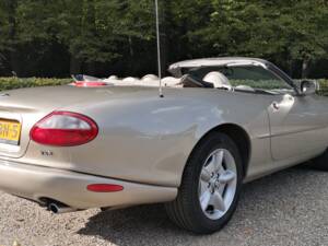 Image 12/36 of Jaguar XK8 4.0 (1998)